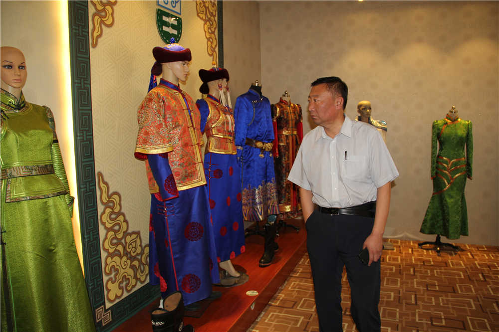 呼和浩特市人大常委會副主任、市工會主席斯欽畢力格一行深入內(nèi)蒙古德利源民族服飾有限公司開展調(diào)研工作。