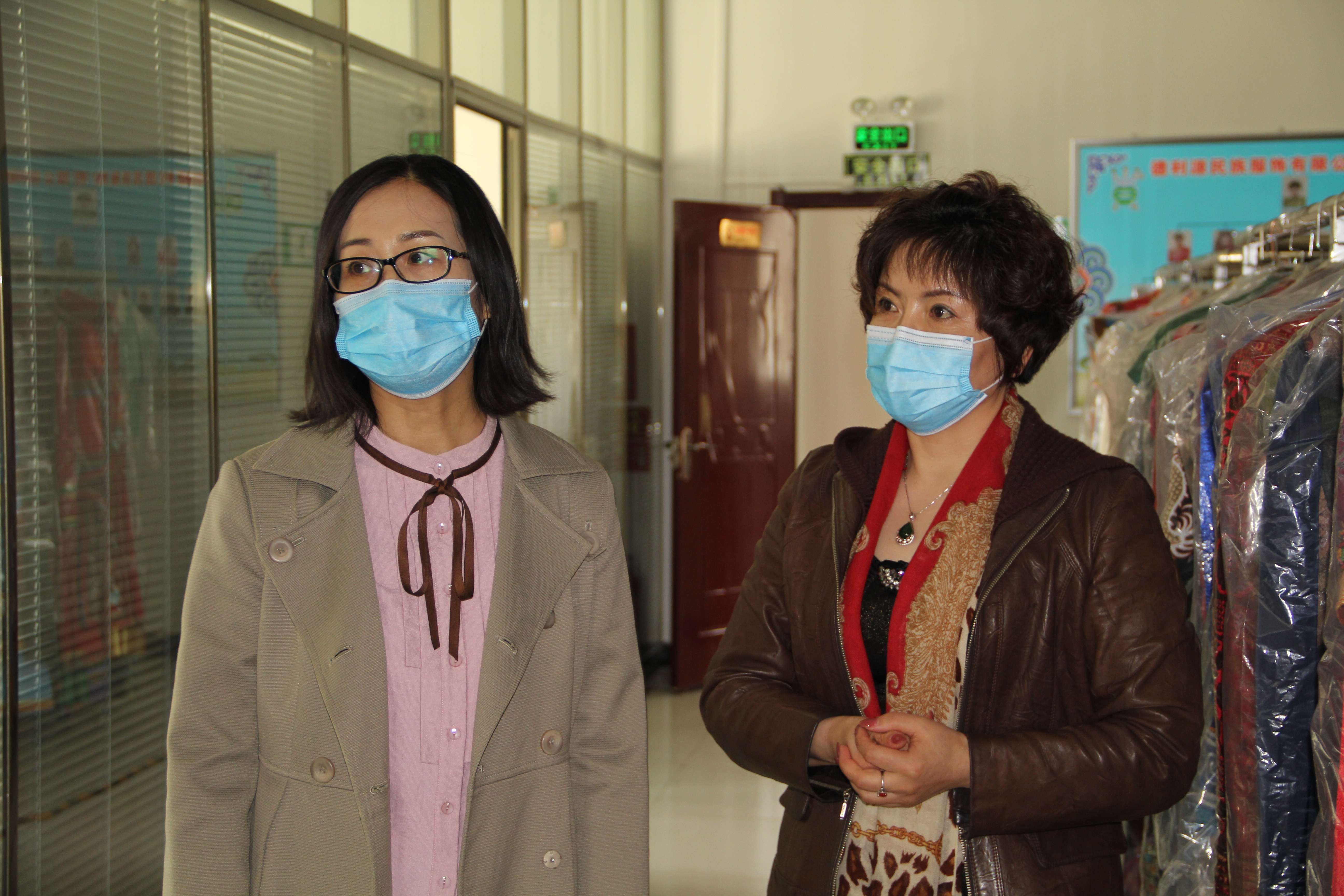 呼和浩特市委宣傳部張金萍部長一行考察內(nèi)蒙古德利源民族服飾有限公司在疫情期間的復(fù)產(chǎn)情況