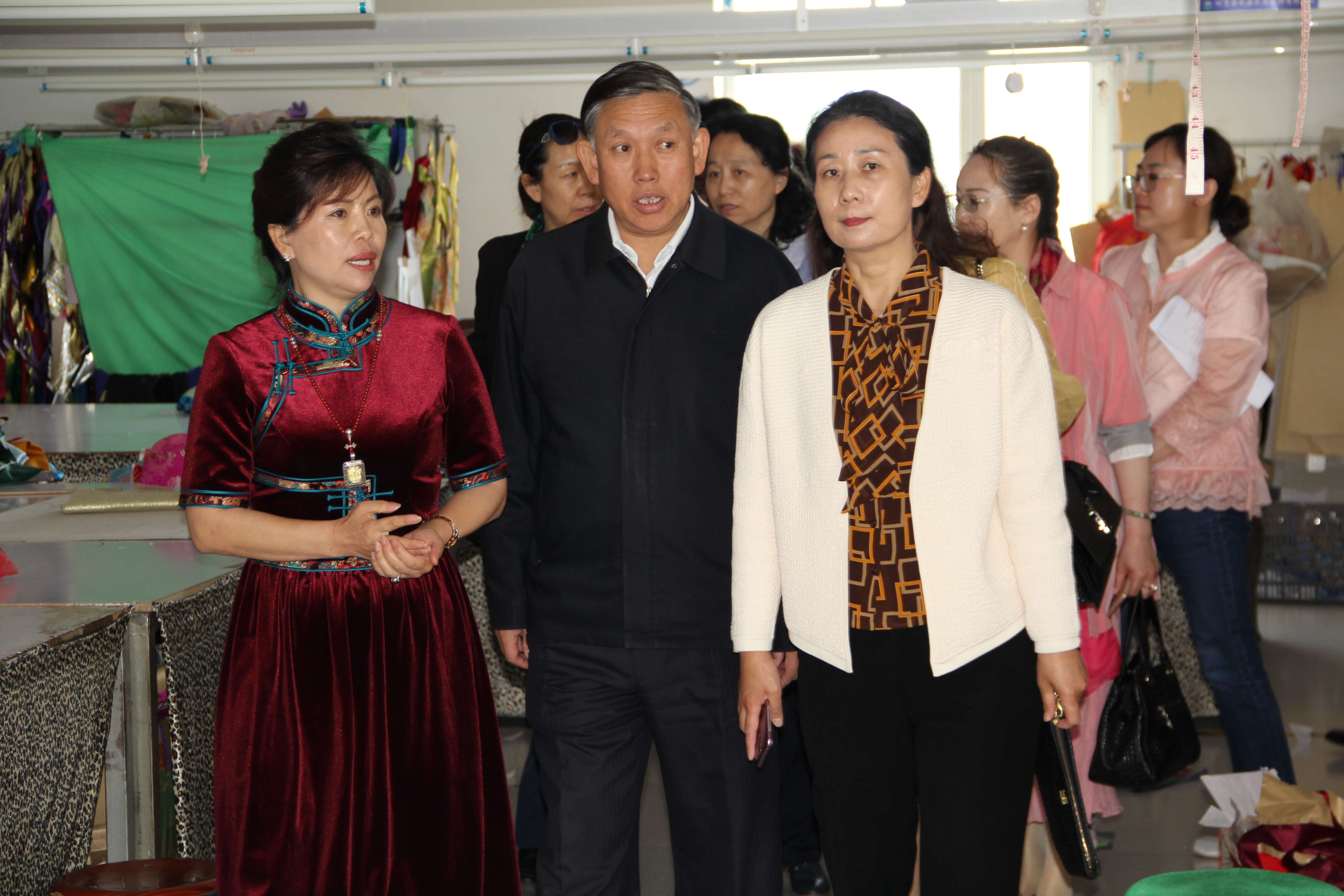 內(nèi)蒙古自治區(qū)政協(xié)調(diào)研組一行來到內(nèi)蒙古德利源民族服飾有限公司開展調(diào)研工作