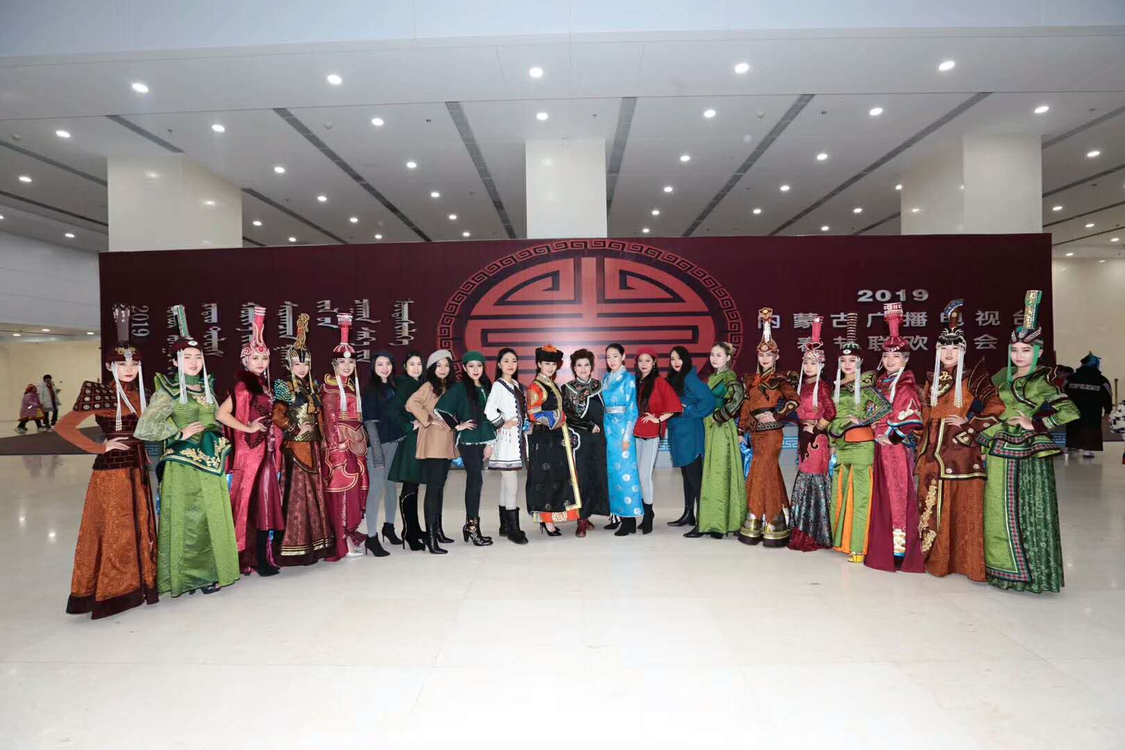 德利源服飾公司攜手蘇力德民族藝術團傾情助力2019蒙語春晚