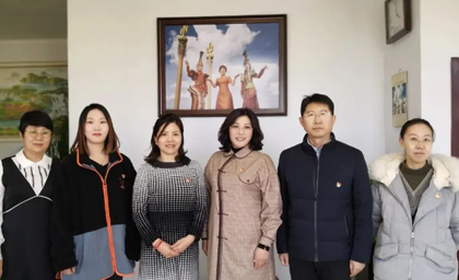 以黨代會精神為引領(lǐng) 推動企業(yè)高質(zhì)量發(fā)展——呼和浩特市女企業(yè)家商會深入內(nèi)蒙古德利源民族服飾有限公司學(xué)習(xí)貫徹自治區(qū)第十一次黨代會精神