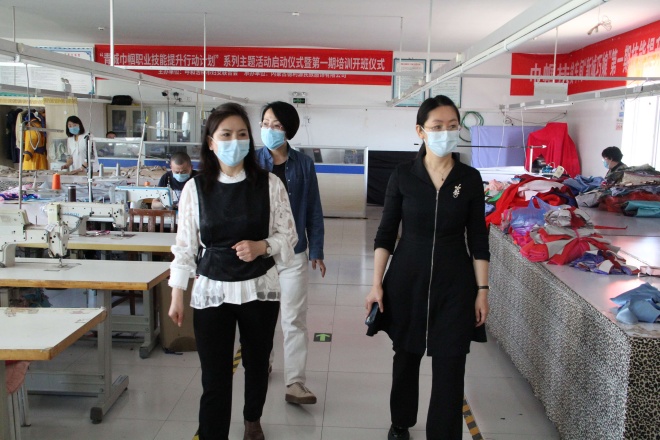 呼市總工會黨組成員、副主席云娜帶領調研組深入“德利源”公司開展調研